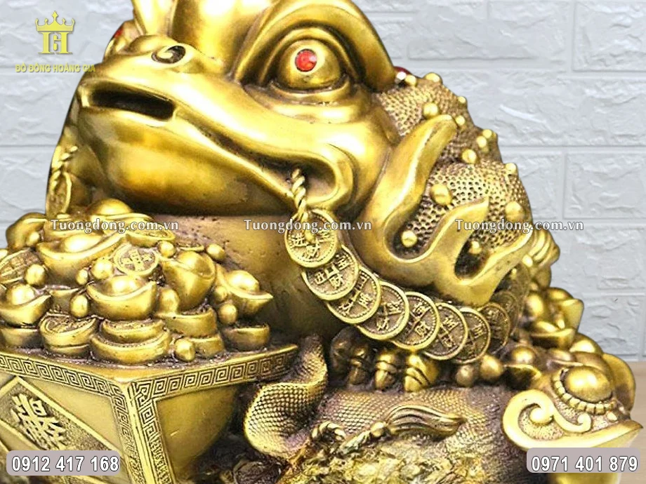 Từng họa tiết hoa văn được chạm khắc sắc nét